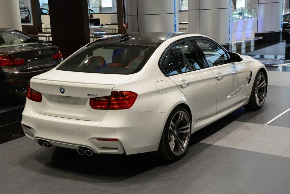2014-BMW-M3-F80-Weiss-Abu-Dhabi-Showroom-03.jpg